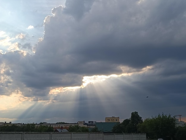 Il sole splende attraverso le nuvole