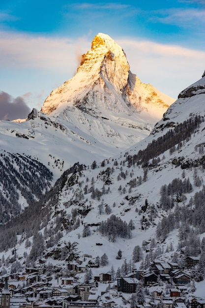 Il sole splende sulla punta del Cervino nelle Alpi svizzere poco prima dell'alba nel villaggio di Zermatt, Svizzera.