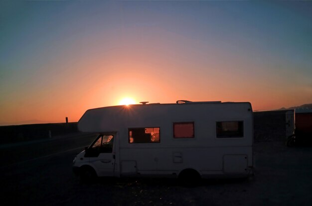 Il sole splendente che tramonta sul camper