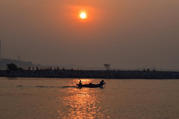 Il sole sta tramontando In mare passano i pescherecci