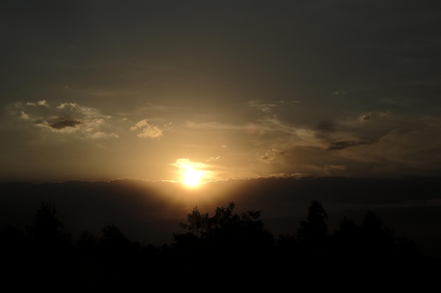 Il sole sta tramontando tra le nuvole