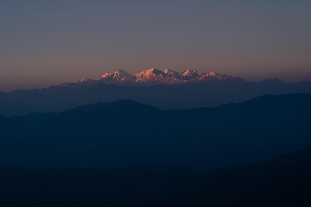 Il sole tramonta sulle montagne dell'Himalaya.