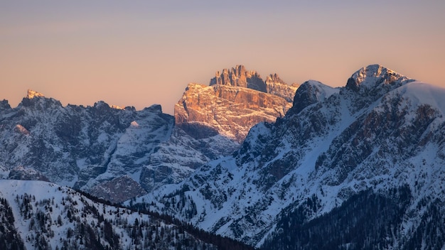 Il sole tramonta sulle montagne.