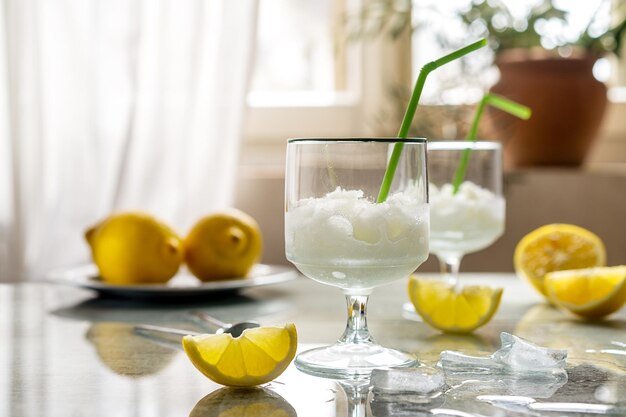 Il sorbetto al limone è un dolce freddo a base di acqua, zucchero e frutta