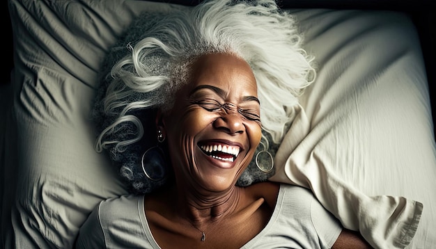 Il sorriso sincero di una donna matura esultante dai capelli bianchi che sveglia l'IA generativa