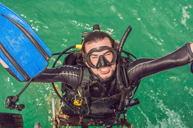 Il subacqueo felice torna alla nave dopo l'immersione