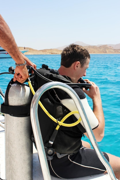 Il subacqueo si prepara a tuffarsi nell'oceano dallo yacht