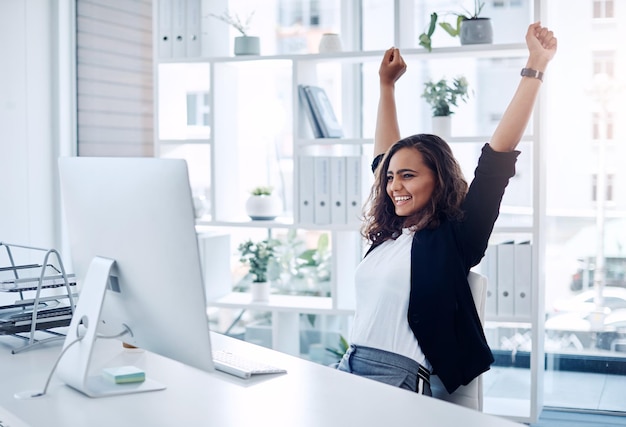 Il successo è tutto mio Inquadratura di una giovane imprenditrice che esulta mentre lavora in un ufficio