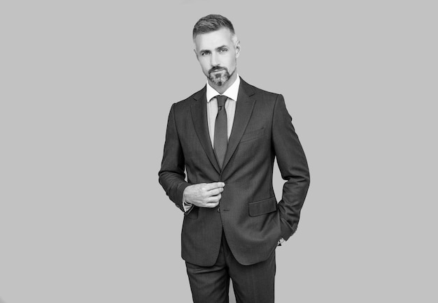 Il suo look è un grande imprenditore o manager maschile, professionista della moda formale, ceo con la barba lunga