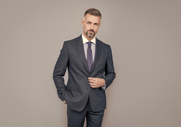 Il suo look è un grande imprenditore o manager maschile, professionista della moda formale, ceo con la barba lunga