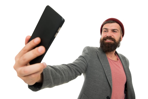 Il suo miglior selfie deve ancora venire. Uomo barbuto che sorride alla fotocamera selfie. Felice hipster prendendo selfie con lo smartphone in mano. Selfie perfetto da qualsiasi angolazione.