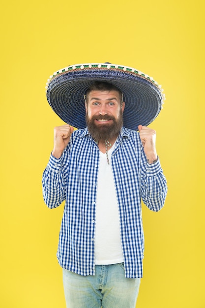 Il suo sombrero gigante è perfetto Accessorio di moda tradizionale per la festa in costume Uomo messicano che indossa il sombrero Uomo barbuto con cappello messicano Hipster con cappello a tesa larga È innamorato dello stile messicano