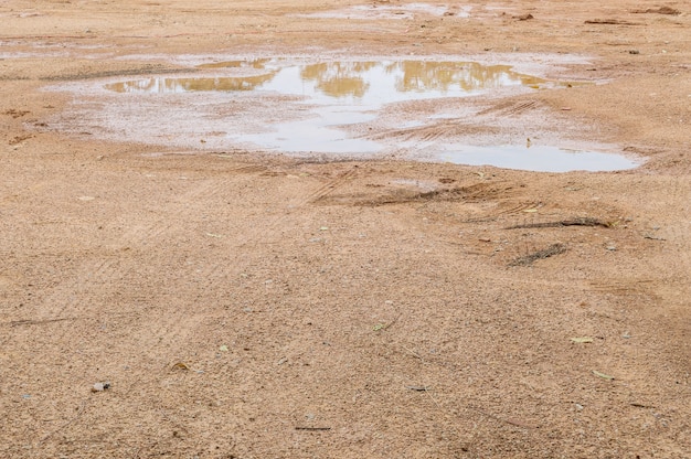 Il suolo di superficie del primo piano a terra dopo pioggia con la gomma segna il fondo strutturato