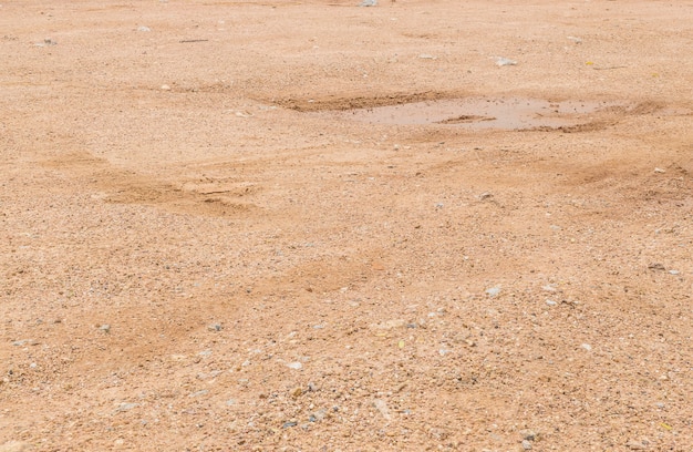 Il suolo di superficie del primo piano a terra dopo pioggia con la gomma segna il fondo strutturato