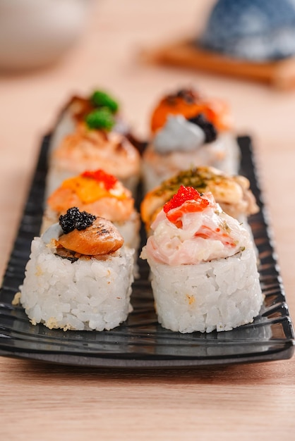 il sushi è un piatto giapponese di riso all'aceto preparato solitamente con zucchero e sale accompagnato da una varietà di ingredienti come frutti di mare spesso crudi e verdure