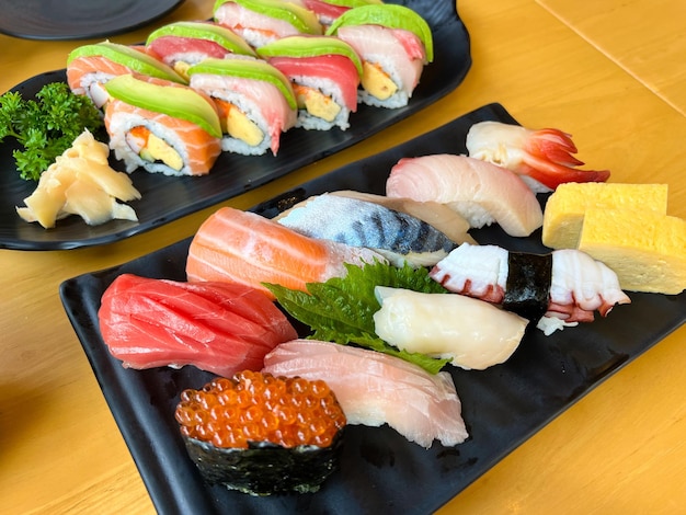 Il sushi giapponese premium è posto su un piatto nero con wasabi