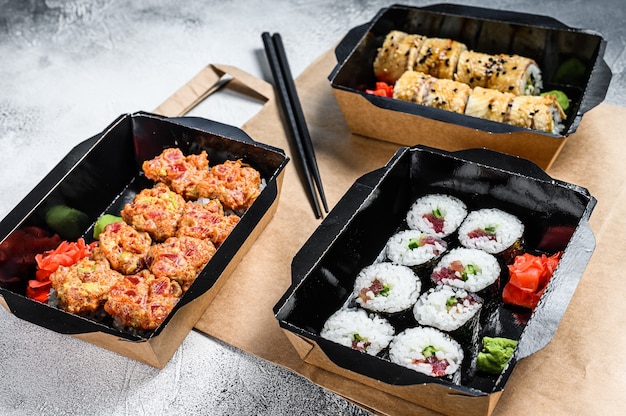 Il sushi rotola nel pacco di consegna