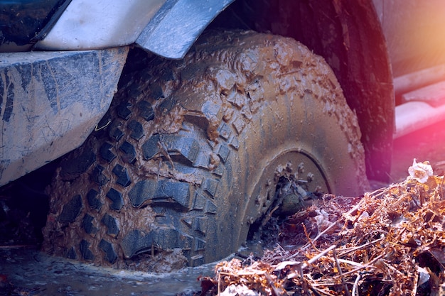 Il SUV 4x4 è bloccato nel fango Le ruote del SUV sono nell'acqua sporca