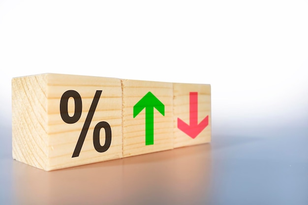 Il tasso di interesse percentuale aumenta o diminuisce su uno sfondo grigio chiaro