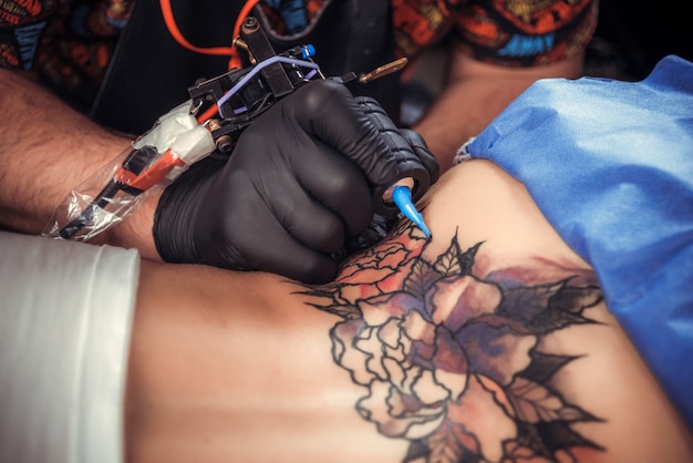 Il tatuatore professionista forma un negozio di tatuaggi