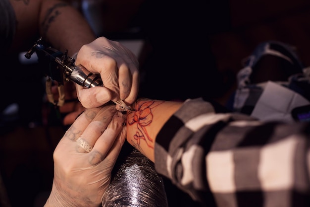 Il tatuatore sta finendo il suo tatuaggio professionale per il cliente