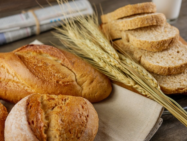 Il tavolo della colazione comprende pane e latte