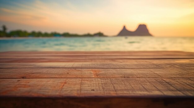Il tavolo di legno vuoto con uno sfondo sfocato della spiaggia della Thailandia Immagine esuberante