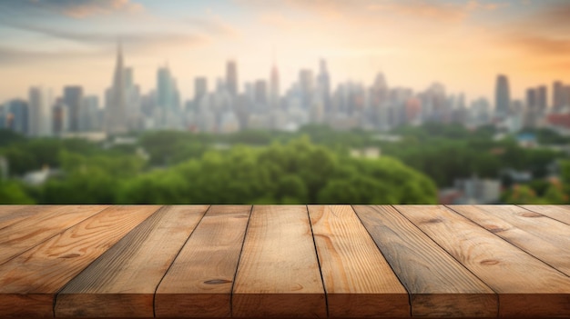 Il tavolo di legno vuoto con uno sfondo sfocato dello skyline della natura esuberante