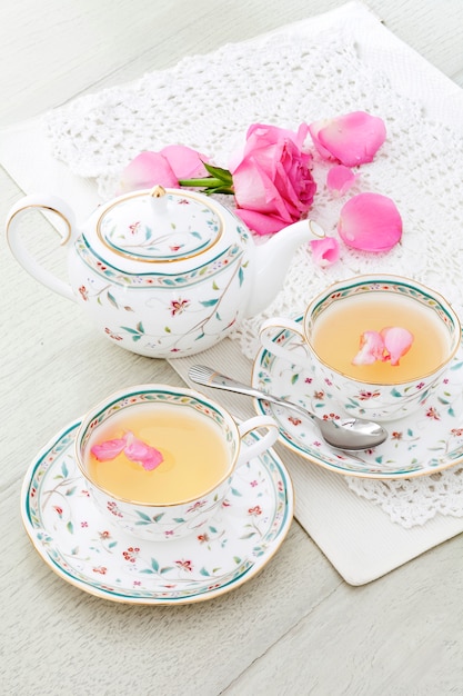 Il tè biologico alla rosa serve sul tavolo