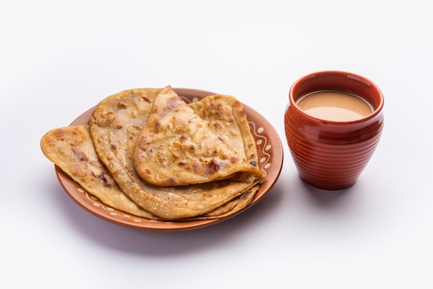 Il tè caldo Chai Paratha servito con focaccia è un pasto semplice tradizionale indiano e pakistano