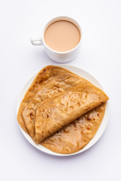 Il tè caldo Chai Paratha servito con focaccia è un pasto semplice tradizionale indiano e pakistano