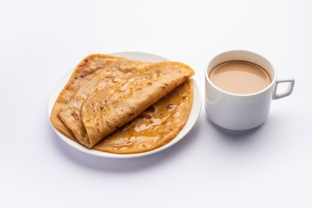 Il tè caldo Chai Paratha servito con focaccia è un pasto semplice tradizionale indiano e pakistano