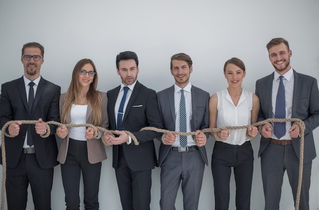 Il team aziendale legato con una robusta foto di corda con spazio per la copia