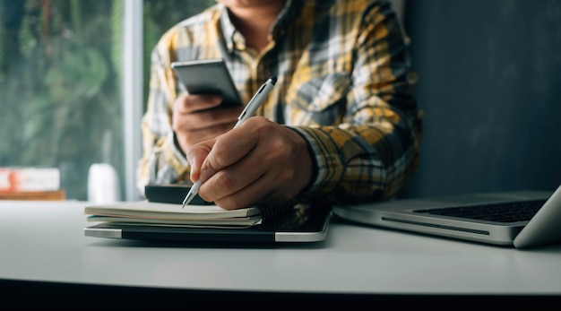 Il team aziendale presenta l'investitore professionista che lavora al nuovo progetto di avvio Riunione dei manager finanziari Digital tablet docking schermo computer design smart phone utilizzando alla luce del mattino