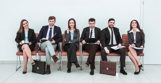 Il team aziendale si prepara per l'inizio della presentazione seduto nella hall della sala conferenze