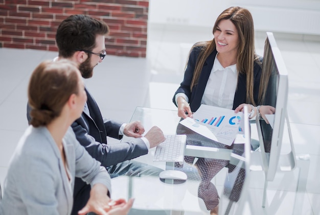 Il team aziendale sta discutendo la relazione finanziaria sul concetto di lavoro di squadra