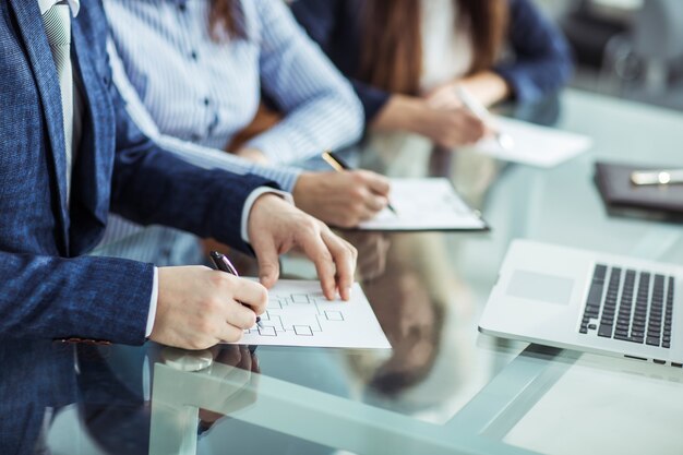 Il team aziendale sta lavorando con documenti finanziari sul posto di lavoro