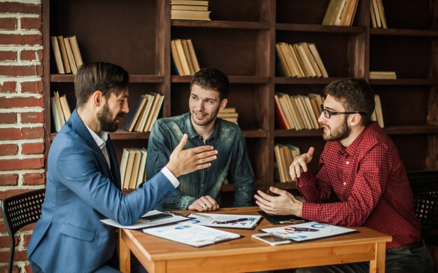 il team aziendale sta lavorando con i programmi finanziari sul posto di lavoro