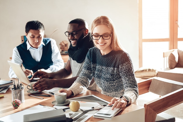 Il team di giovani creativi lavora sul progetto