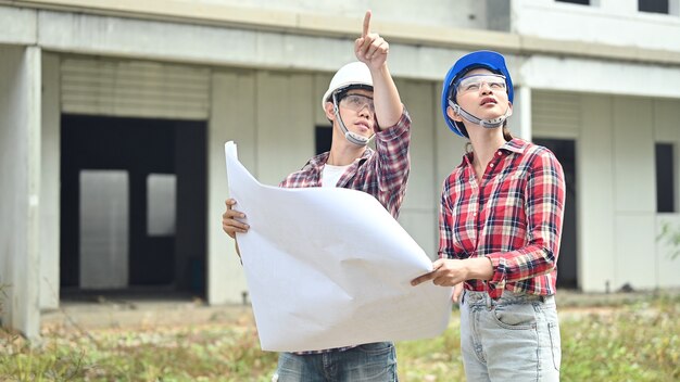 Il team di ingegneri discute e lavora al cantiere della proprietà. Ispezione al progetto del villaggio e alla costruzione della proprietà.