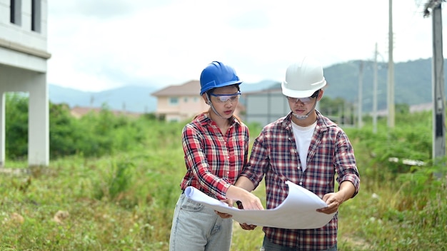 Il team di ingegneri discute e lavora al cantiere della proprietà. Ispezione al progetto del villaggio e alla costruzione della proprietà.