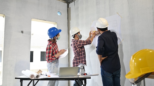 Il team di ingegneri discute e lavora al cantiere della proprietà. Ispezione del proprietario al progetto del villaggio e alla costruzione della proprietà.