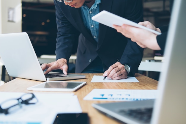 Il team di lavoro lavora alla ricerca del processo di incontro.