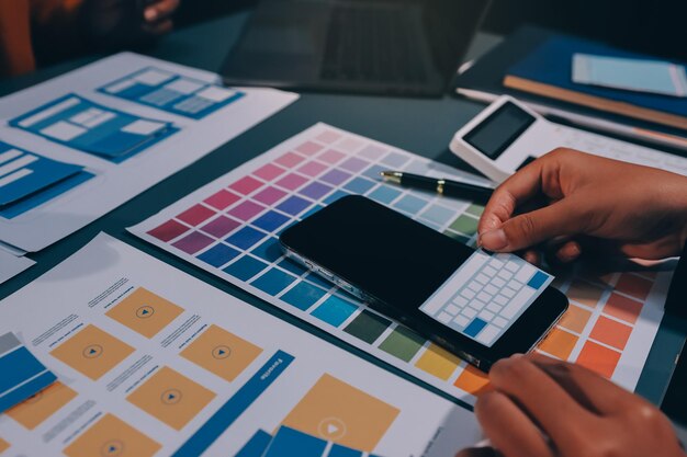 Il team di progettisti sta progettando il sistema uxui per far funzionare bene sul nuovo telefono e supportare gli aggiornamenti del sistema concetto di sviluppo del sito web UI UX front end designer