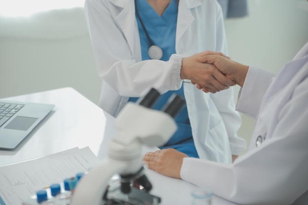 Il team di scienziati sceglie tra circuiti stampati con cui lavorare in background Centro di ricerca scientifica tecnologicamente avanzato