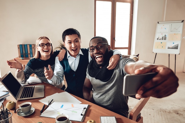 Il team di ufficio fiducioso e di successo prende Selfie.