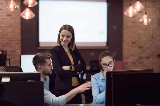 Il team di uomini d'affari ha esperienza nel lavoro sulla formazione di progetti aziendali coaching uomo collaboratore piacevole