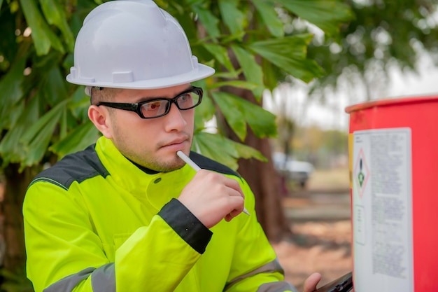 Il tecnico controlla il carburante controlla la consegna della merce controlla la validità del prodotto