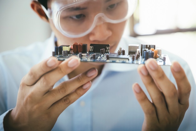 Il tecnico controlla il dispositivo elettronico.