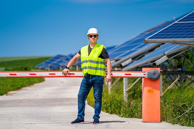 Il tecnico di ingegneria svolge un'indagine in loco presso la nuova base energetica